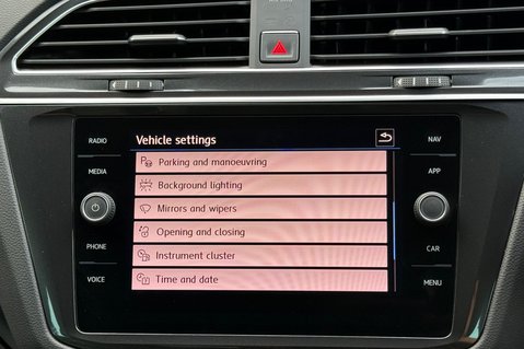 Volkswagen Tiguan R LINE TSI BMT 4MOTION DSG -RARE LEATHER INTERIOR -CAMERA -APPLE CARPLAY  52