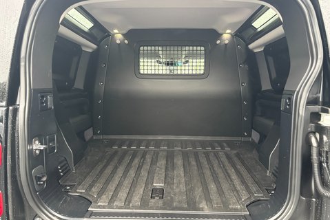 Land Rover Defender 90 D200 Hard Top MHEV 11