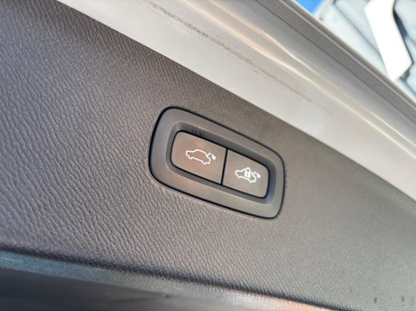 Volvo XC90 2.0 D5 Momentum SUV 5dr Diesel Geartronic 4WD Euro 6 (s/s) (225 ps) 17