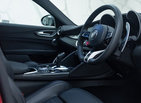 Alfa Romeo Giulia QUADRIFOGLIO 13