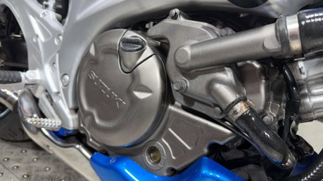 Suzuki Gladius 650 2010 ONLY 26K SV650 MOTOR MOT 08/27 SERVICED A2 650CC 11