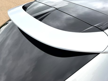 Aston Martin DBX V8 30