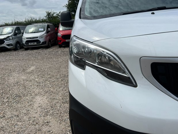 Peugeot Expert MWB L2H1 Professional 2700 Air Con Sensors Tow Bar EURO 6 NO VAT 24