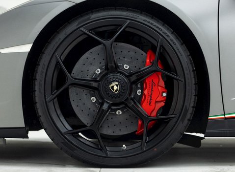 Lamborghini Huracan LP640-4 Performante 8
