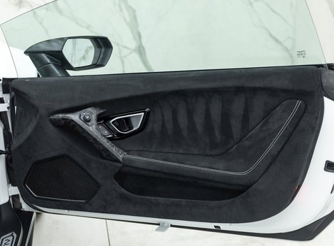 Lamborghini Huracan LP640-4 Performante 17