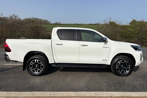 Toyota Hilux Invincible 4WD D-4D Double Cab Pickup 8