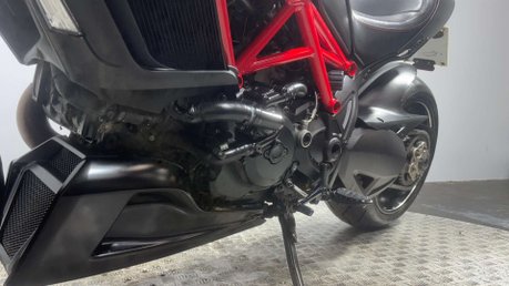 Ducati Diavel 1198 CARBON EDITION 24K 1 OWNER JUST SERVICED MOT APRIL 2027 25