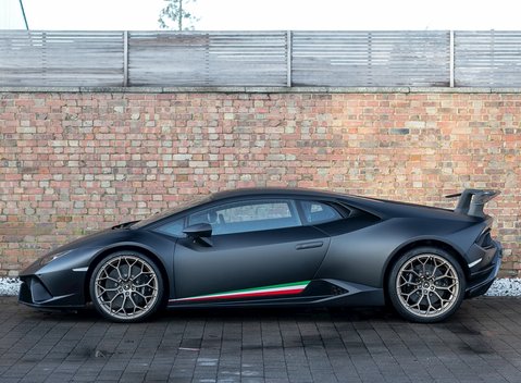 Lamborghini Huracan LP640-4 Performante 2