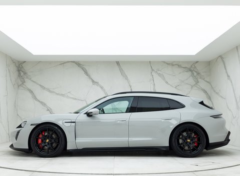 Porsche Taycan GTS Sport Turismo 2