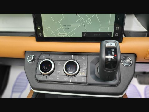 Land Rover Defender X-DYNAMIC HSE MHEV 52