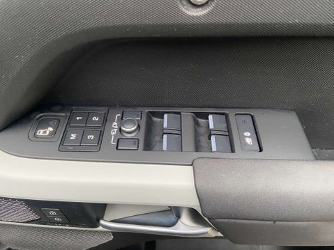 Land Rover Defender 3.0 Defender XS Edition D MHEV Auto 4WD 5dr 33