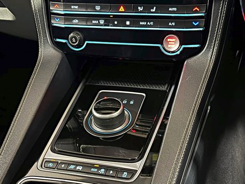 Jaguar F-Pace R-SPORT AWD 16