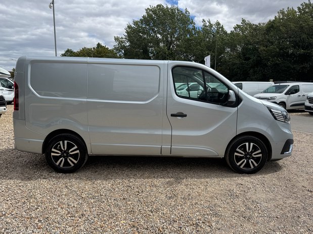 Renault Trafic SWB L1H1 Low Roof Sport LL31 Air Con Alloys Sensors Cam EURO 6 5