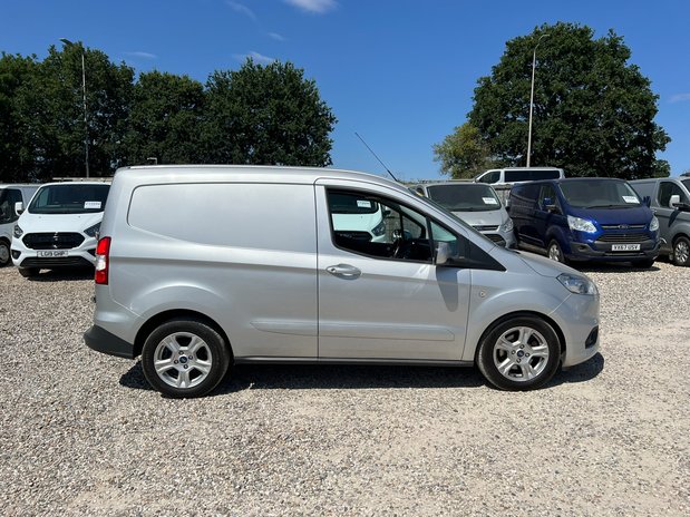 Ford Transit Courier SWB L1H1 Low Roof Limited Air Con Alloys Sensors EURO 6 NO VAT 5