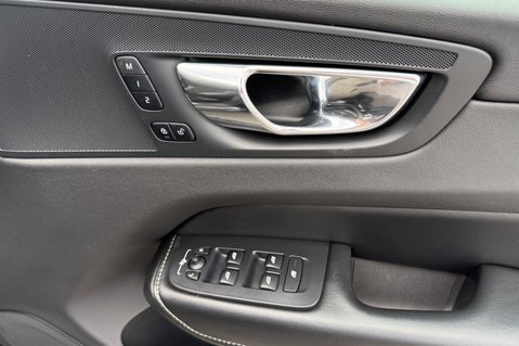 Volvo XC60 T5 R-DESIGN PRO AWD -ONE OWNER - 7 VOLVO SERVICES 28