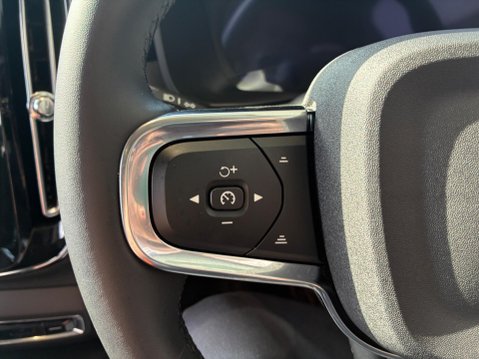 Volvo XC40 2.0 B4 MHEV Ultra Bright DCT Auto Euro 6 (s/s) 5dr 25