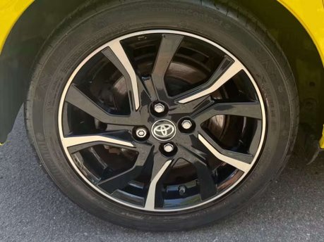 Toyota Yaris 1.5 VVT-h Yellow Bi-Tone Limited Edition Hatchback 5dr Petrol Hybrid E-CVT  10
