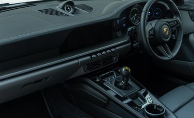 Porsche 911 GT3 TOURING (992) 19