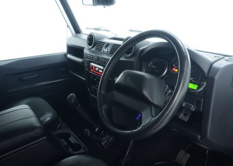 Land Rover Defender 2.4 TDCi XS Station Wagon 3dr Diesel Manual 4WD SWB Euro 4 (122 bhp) 36