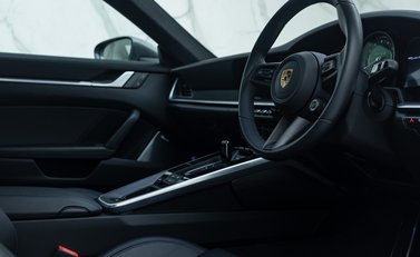 Porsche 911 Turbo S (992) 13