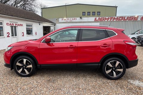 Nissan Qashqai N-TEC PLUS DIG-T.. GLASS ROOF.. SAT NAV.. REVERSING CAMERA.. 5 SERVICES 4