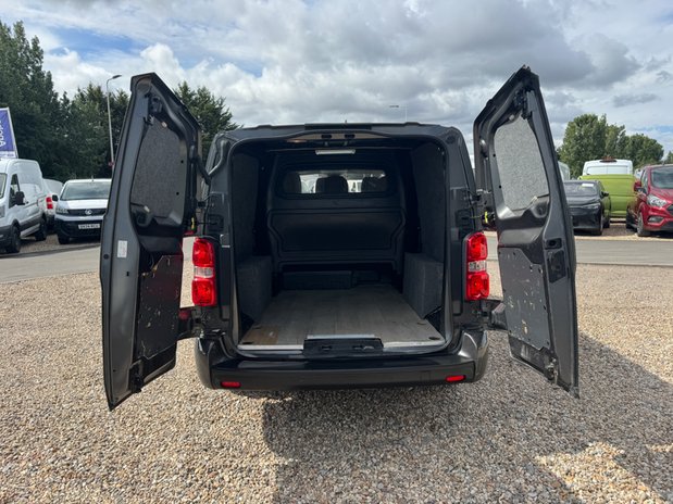 Vauxhall Vivaro Crew Cab AUTO LWB L2H1 Low Roof 3100 Elite Air Con Alloys Sensors Cam Nav E 9