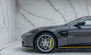 Aston Martin Vantage 007 Edition 34