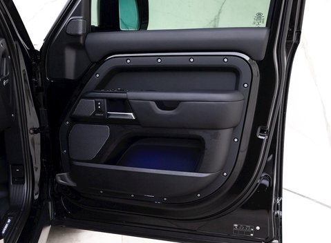 Land Rover Defender 110 V8 Bond Edition 23