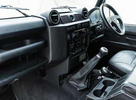 Land Rover Defender 90 XS 16