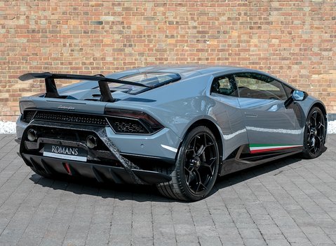 Lamborghini Huracan LP640-4 Performante 7