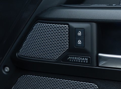 Land Rover Defender 90 V8 P525 URBAN 28