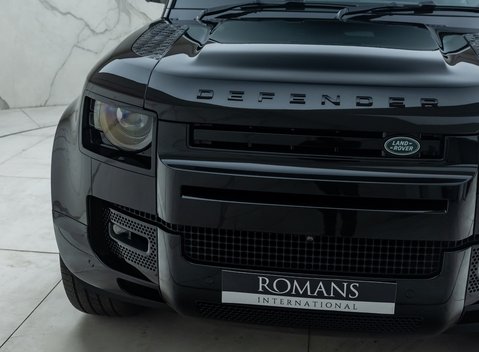Land Rover Defender 110 V8 Bond Edition 36