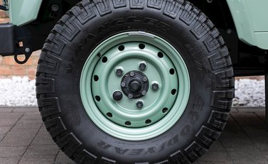 Land Rover Defender 110 Heritage Station Wagon 10