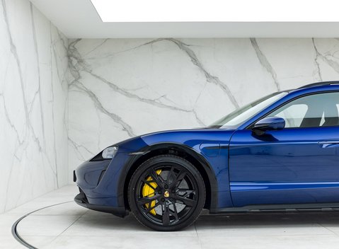Porsche Taycan Turbo S Cross Turismo 30