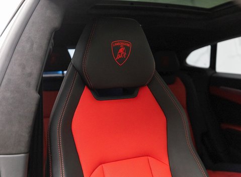 Lamborghini Urus 12