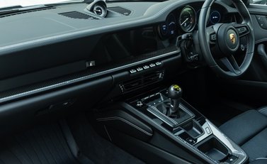 Porsche 911 GT3 TOURING (992) 18