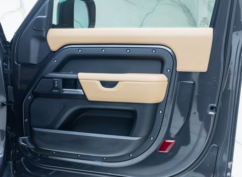 Land Rover Defender 90 D350 X-DYNAMIC HSE 29