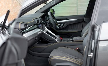 Lamborghini Urus 16