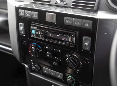 Land Rover Defender 90 Landmark 17