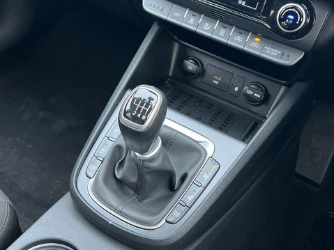 Hyundai KONA T-GDI PREMIUM MHEV 28