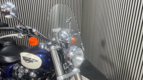 Triumph Bonneville 2011 ONLY 21K NEW MOT CRUISER 865CC 32