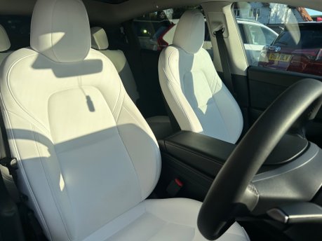 Tesla Model Y LONG RANGE AWD 28