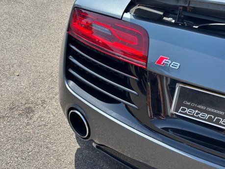 Audi R8 .2 FSI V10 Coupe 2dr Petrol S Tronic quattro Euro 5 (525 ps) 16