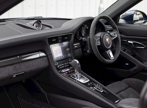 Porsche 911 Targa 4 GTS (991.2) 17