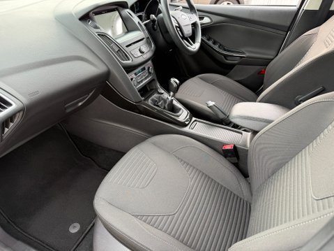Ford Focus TITANIUM WITH NAV 37