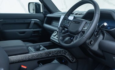 Land Rover Defender OCTA EDITION ONE 17