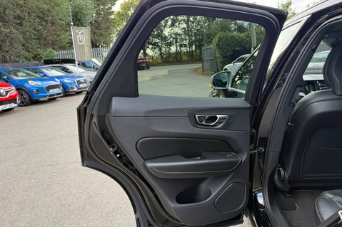 Volvo XC60 T5 R-DESIGN PRO AWD -ONE OWNER - 7 VOLVO SERVICES 31
