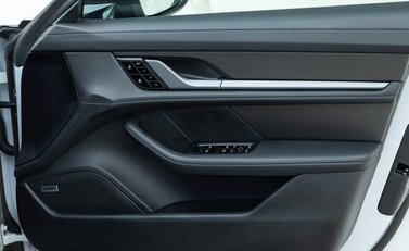 Porsche Taycan Turbo S 23