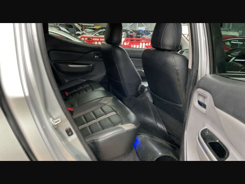 Mitsubishi L200 2.4 L200 Barbarian DI-D 4WD 10