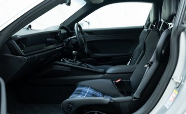 Porsche 911 GT3 Touring (992) 13